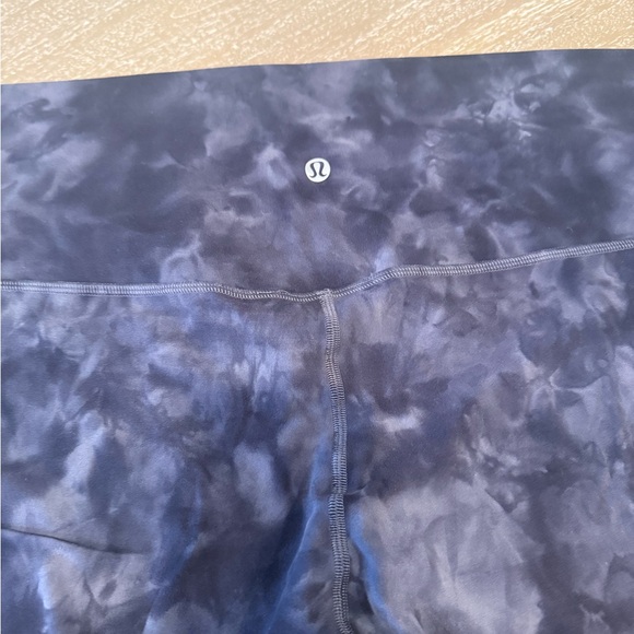 Lululemon women’s cropped legging - Picture 3 of 4